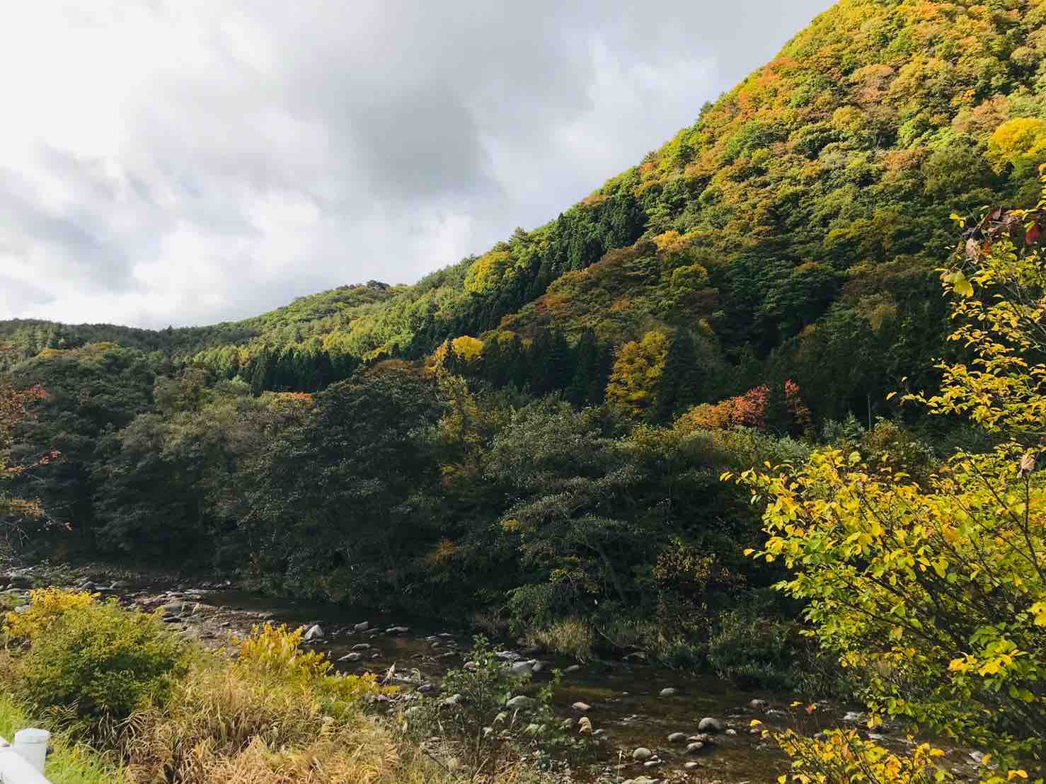 紅葉が綺麗な福島県、大内宿