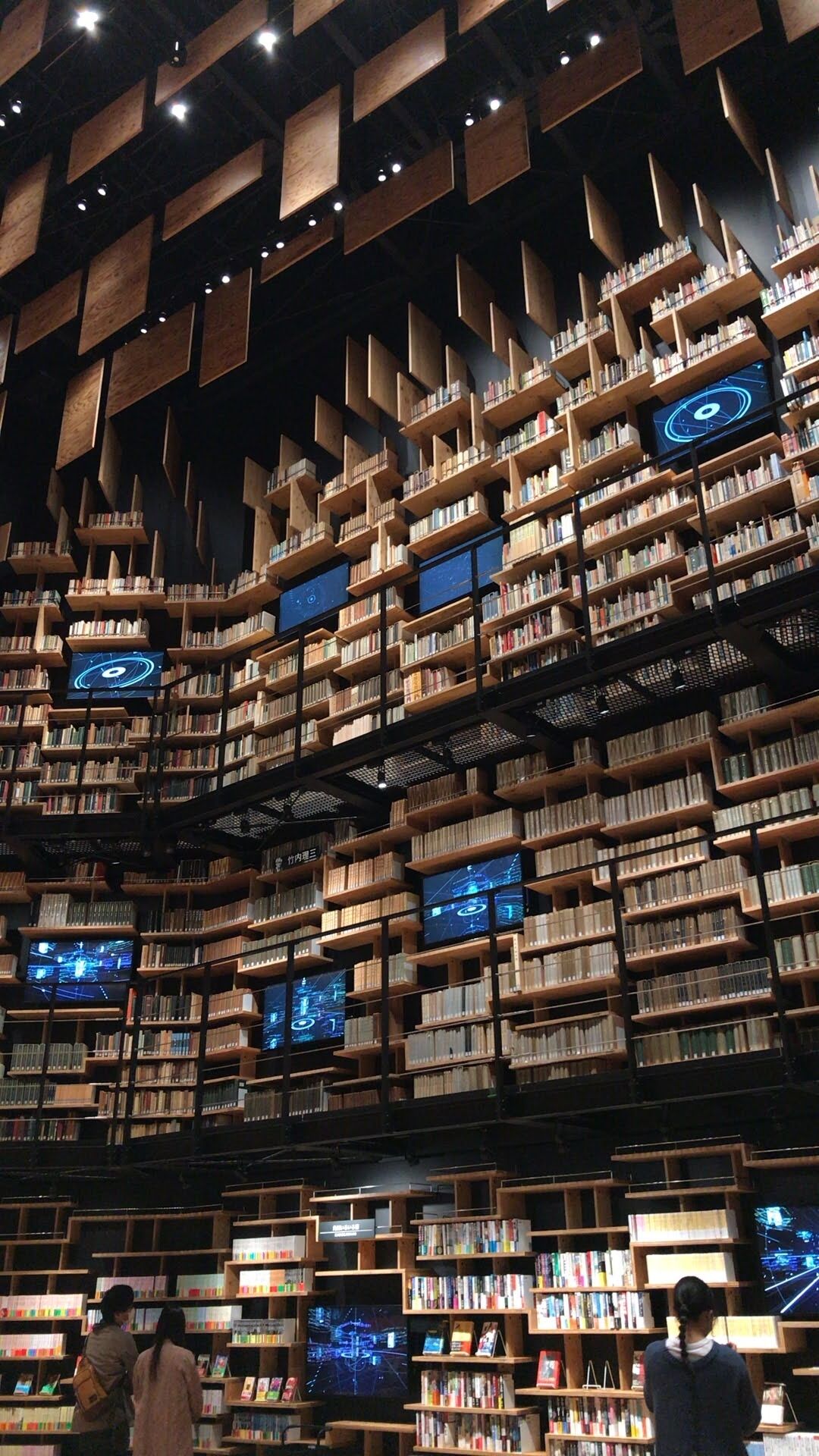 角川ミュージアム、約3万冊の本