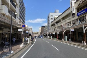 五香の駅前通り